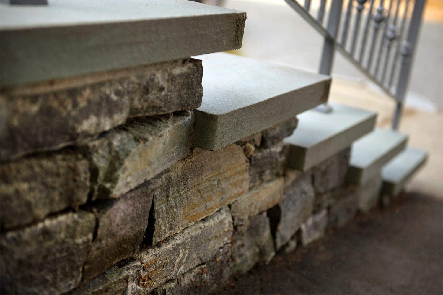 Bluestone and Champlain stone veneer patio steps